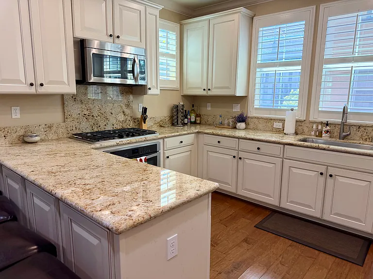496 Rialto Pl — Photo 3