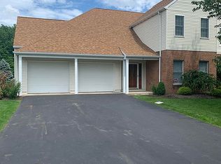 6 Manor Dr, Grove City, PA