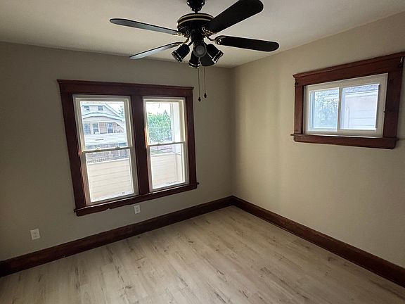 4th image of 15406 Holmes Ave
