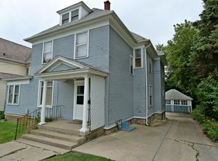 216 E South St, Woodstock, IL 60098