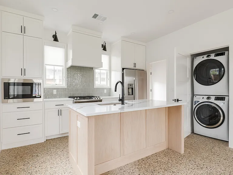 1032 Hangar Dr — Photo 9