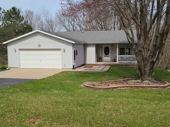 24194 Hillcrest Dr, Sterling, IL 61081
