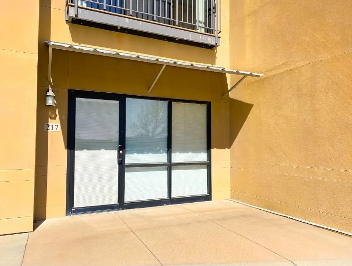 Building Photo - 217 S Oak Pl