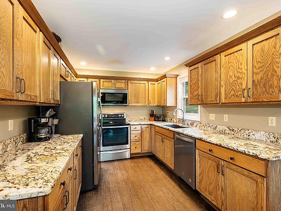 4th image of 305 Lake Pointe Dr