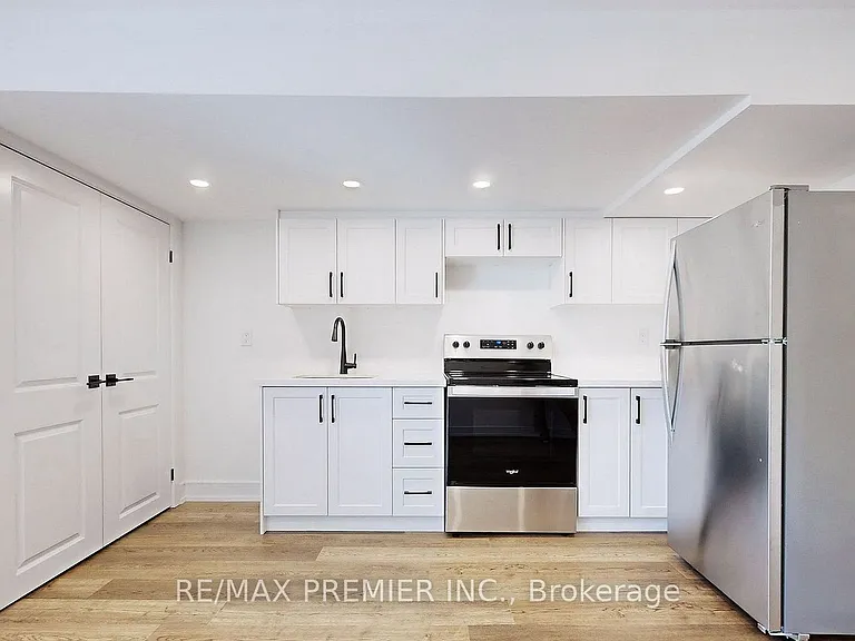 208 McRoberts Ave W #LOWER — Photo 6