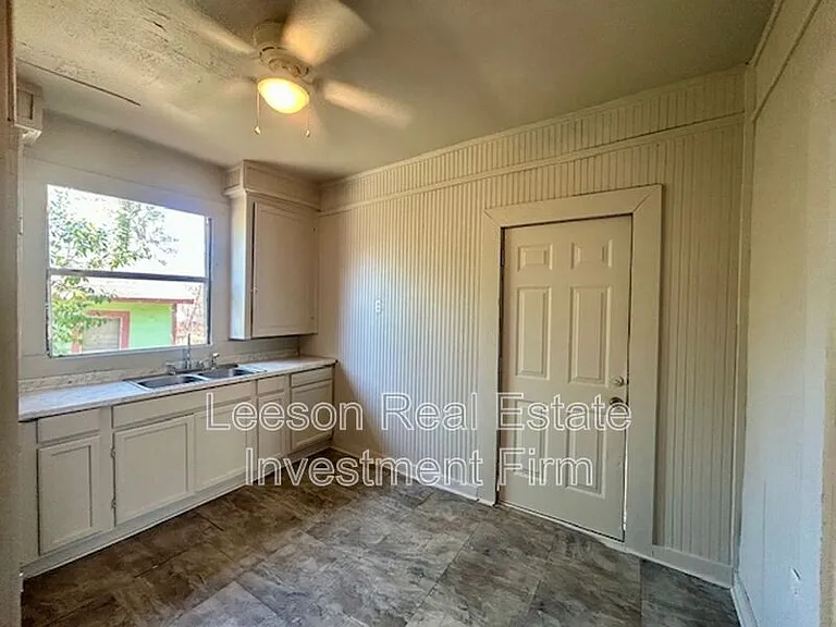 2544 Dupont St — Photo 15