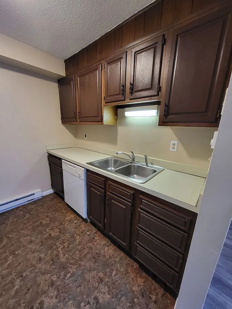 Summit Apts On Hocker — Photo 1