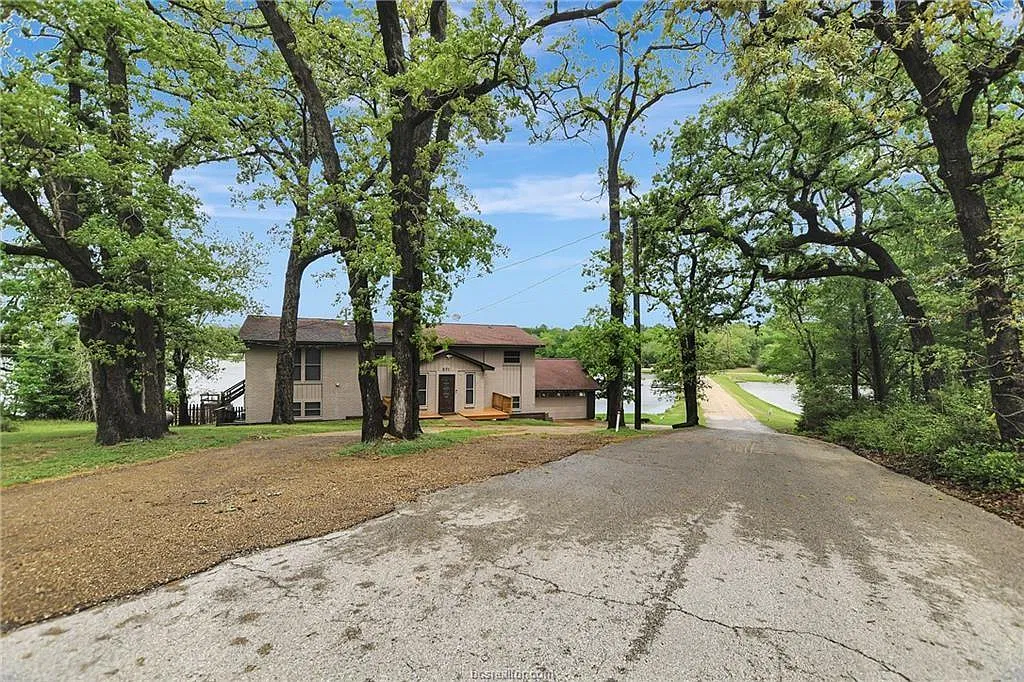 7 bed, 4.0 bath, 3006 sqft, $3,000 — Photo 1