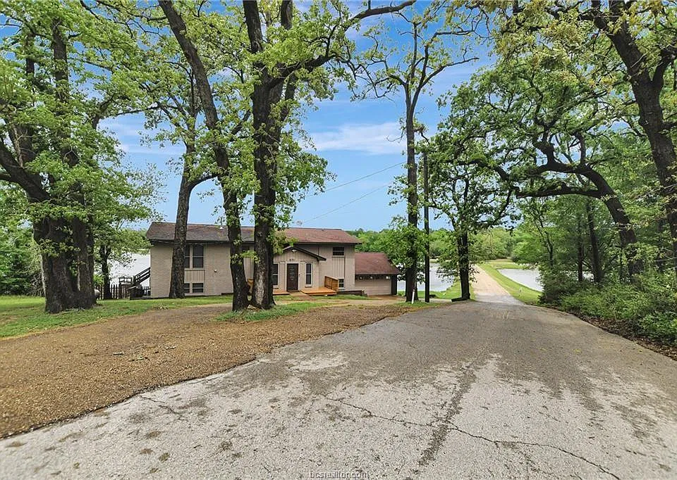 571 Lakeview Cir