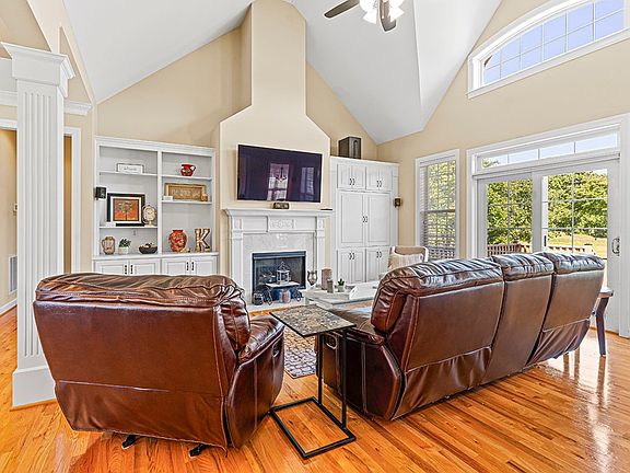 3rd image of 110 Sand Trap Ln