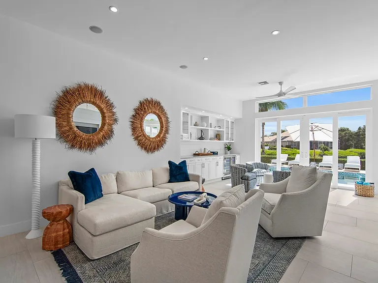 4601 Sunset Dr — Photo 3
