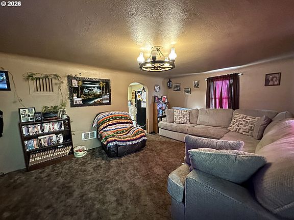 3rd image of 467 17th St
