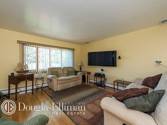 2nd image of 1484 Dewey Ave