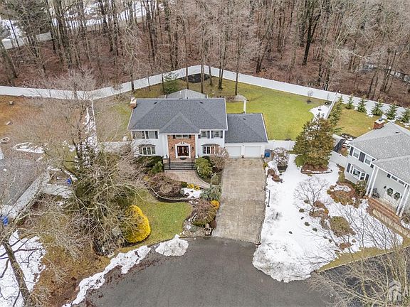 2nd image of 8 Willow Ridge Ct