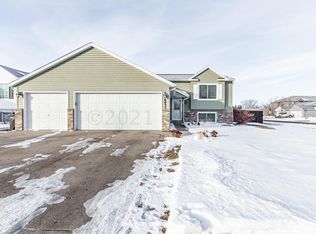 6033 24th St S, Fargo, ND 58104