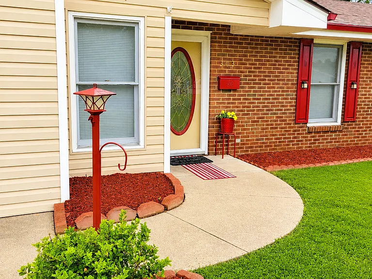 303 Rutherford Ave NW — Photo 4