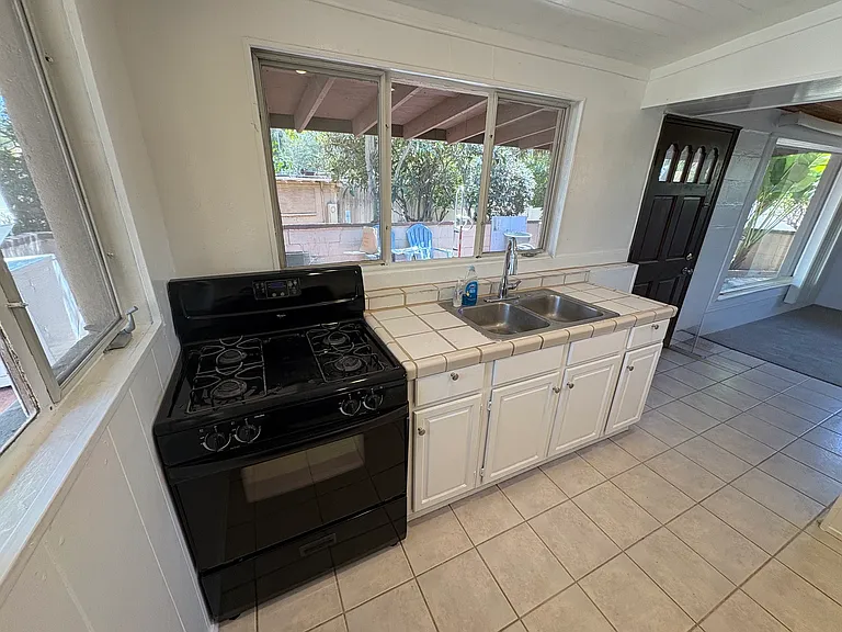 819 W Vista Way — Photo 16