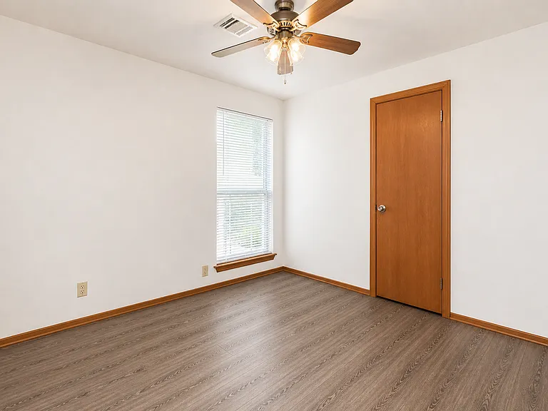 Willow Creek Apartments — Photo 14