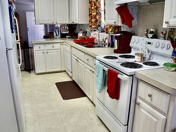 5th image of 27 Monterey Way