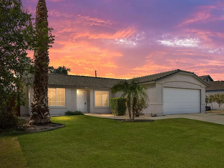 3921 White Sands Dr — Photo 1