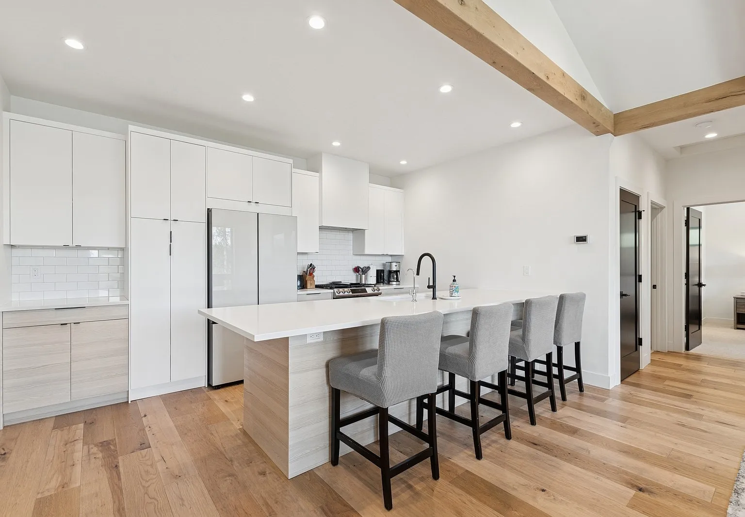 2 bed, 960 sqft, $2,700 — Photo 2
