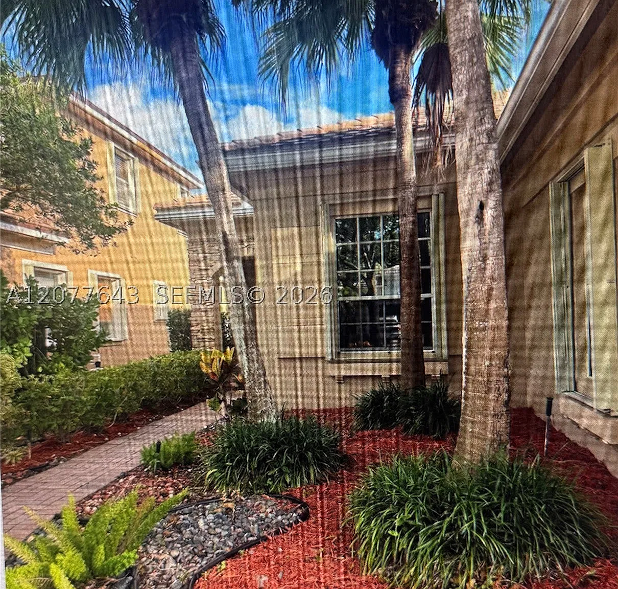4 bed, 2400 sqft, $5,800 — Photo 2
