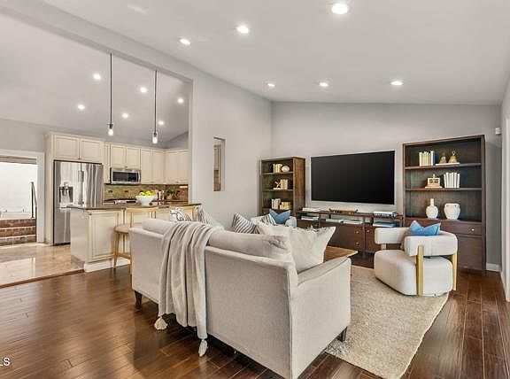 5th image of 1544 La Loma Rd