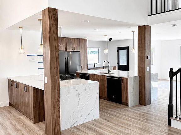 3rd image of 3210 Arbutus Street