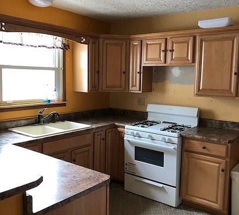 3rd image of 1049 S Main St
