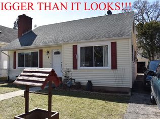 8 N Aldine Ave, Elgin, IL 60123