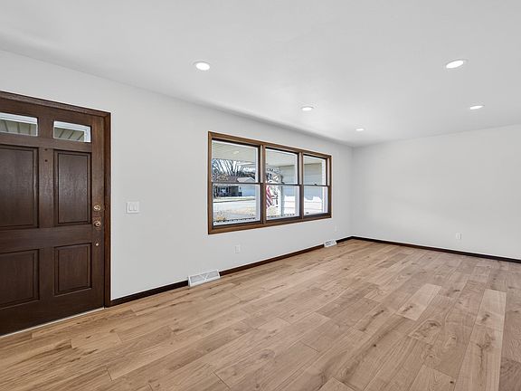 3rd image of 5736 Pembroke Dr