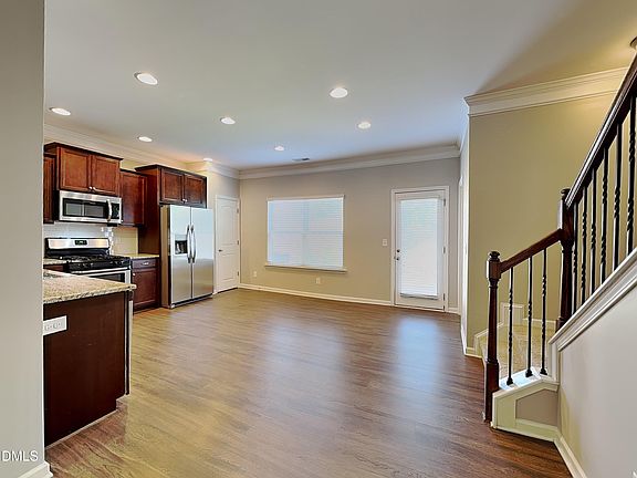 3rd image of 73 Crownview Ct