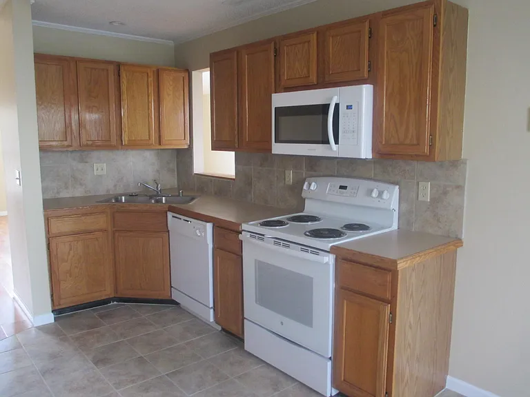 2608 Whitmore Dr — Photo 5