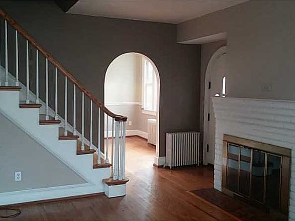 2nd image of 1116 Larchmont Cres