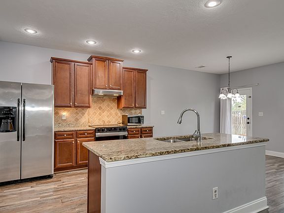 4th image of 805 Erika Ln