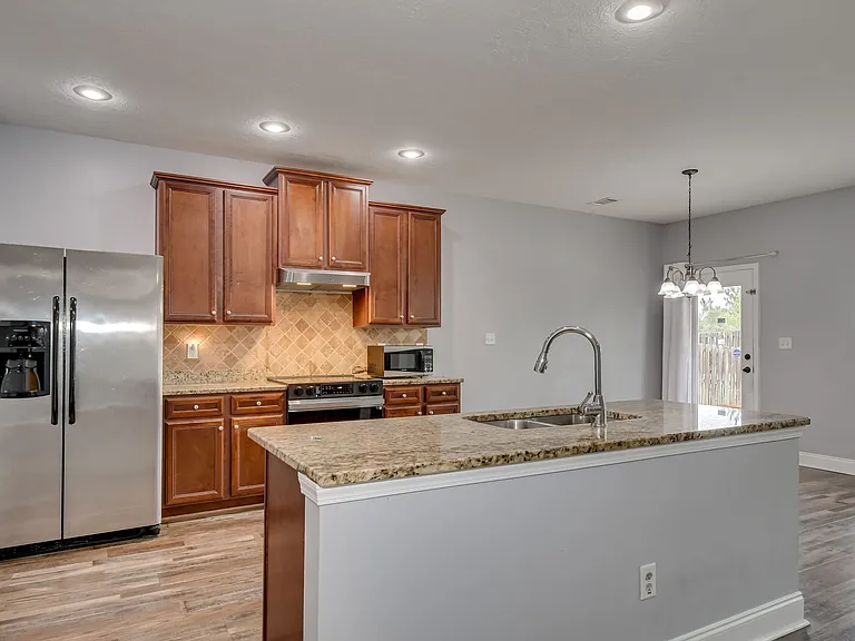 805 Erika Ln — Photo 4