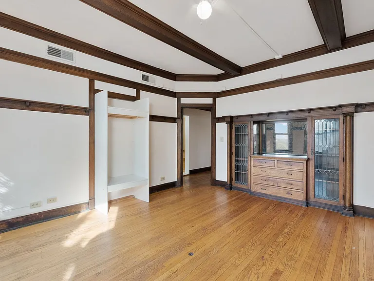 2335 W Wisconsin Ave — Photo 2