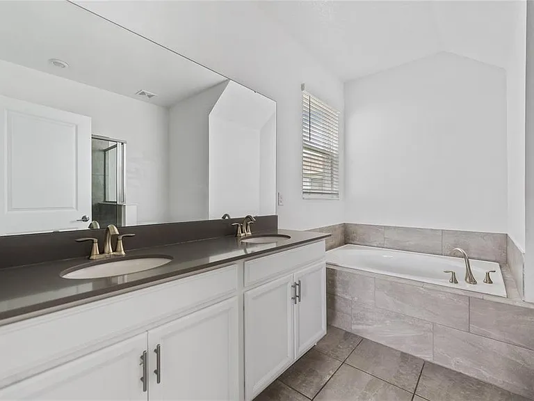 2999 Addison Blvd — Photo 5