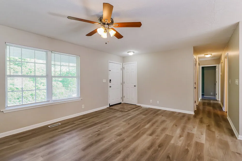 3 bed, 2.0 bath, 1149 sqft, $1,700 — Photo 3