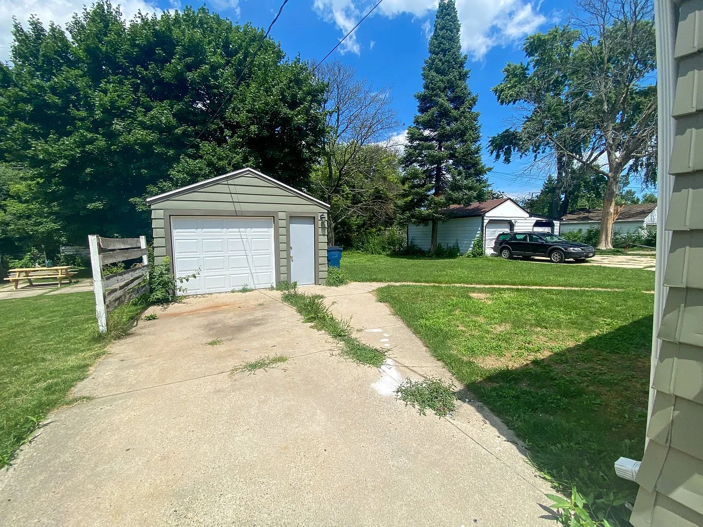 4 Bedroom Single Family — Photo 2