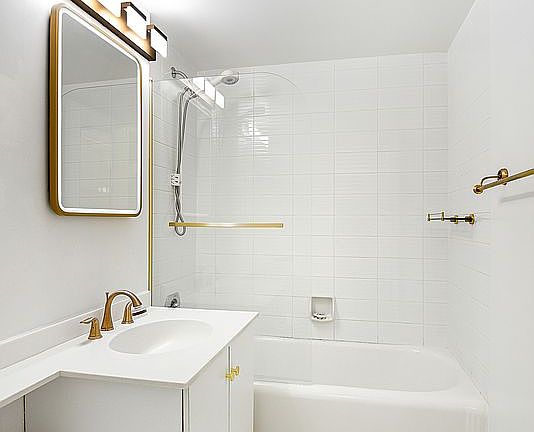 5th image of 333 W 56th St APT 3H