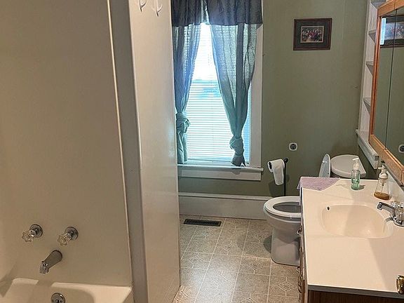 4th image of 36 East Ave APT A & C