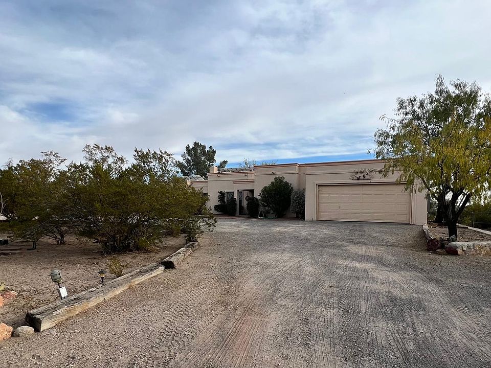 Beautiful home in Las Alturas. Has a driveway for boat or RV