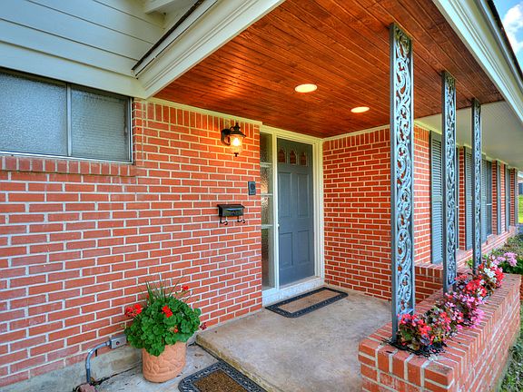 3rd image of 611 Glencrest Dr