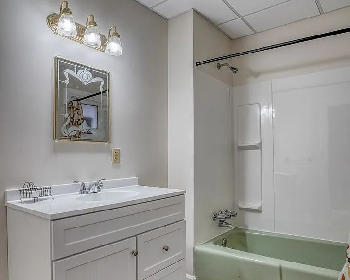132 W Mount Vernon St — Photo 37