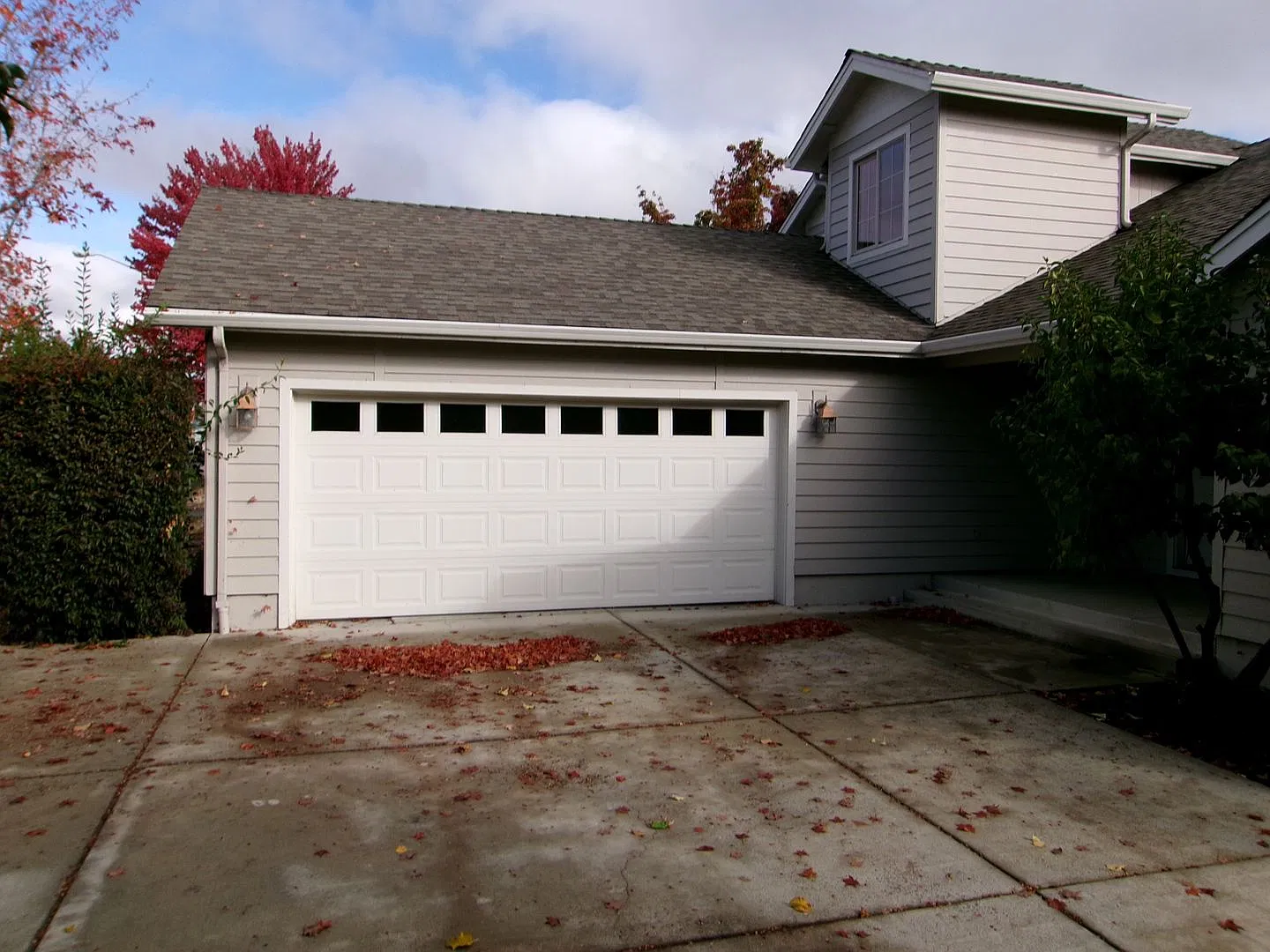 Large 2 story 4 bedroom house in Eagle Point — Photo 2