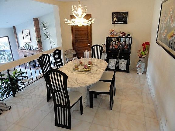 Step Up Formal Dining Rm