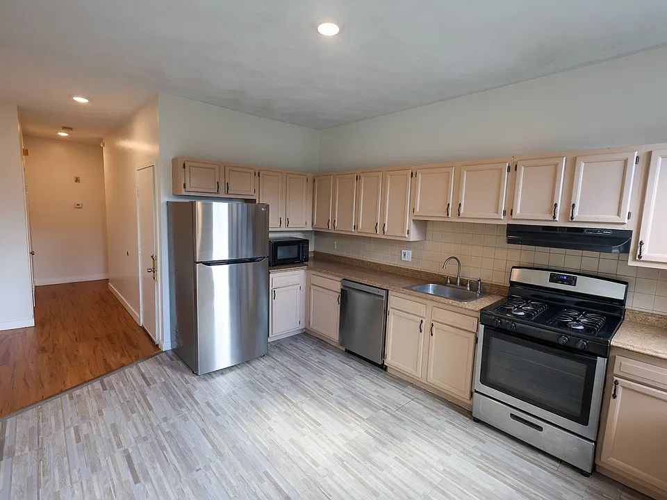 51 Holworthy St #3