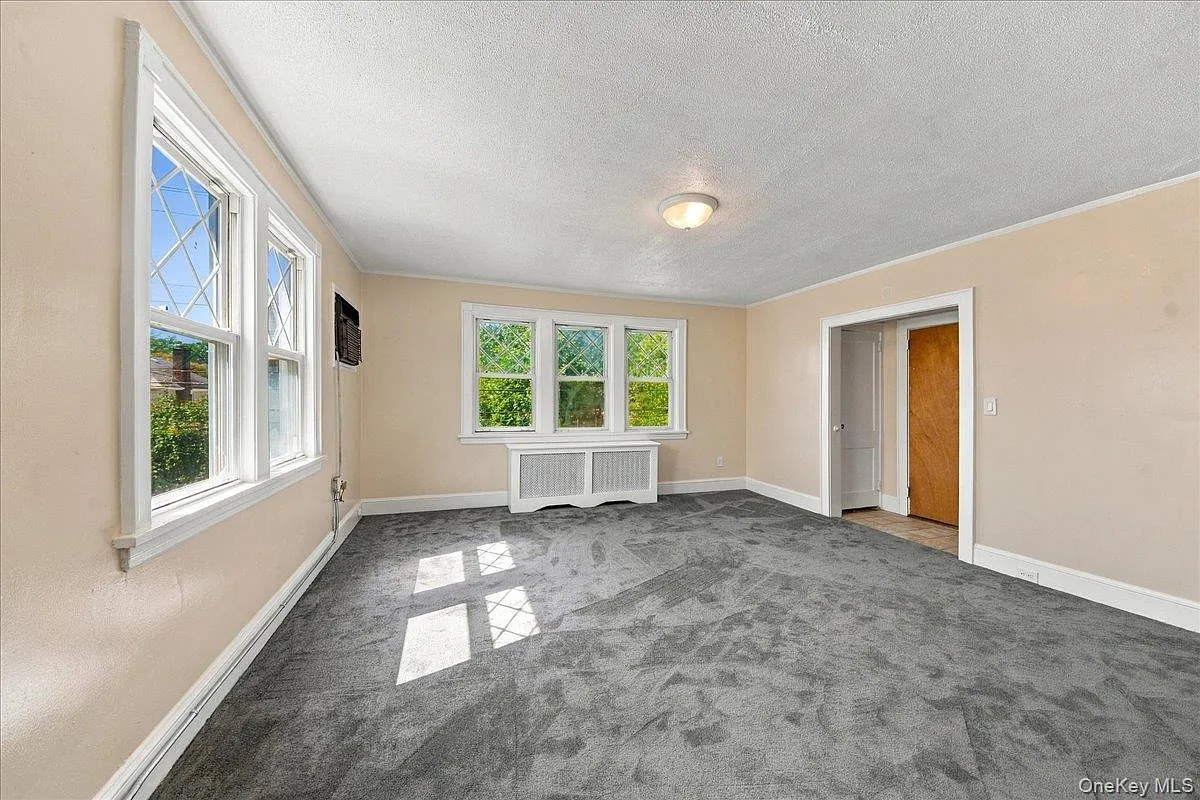 3 bed, 1.0 bath, 1050 sqft, $3,395 — Photo 3