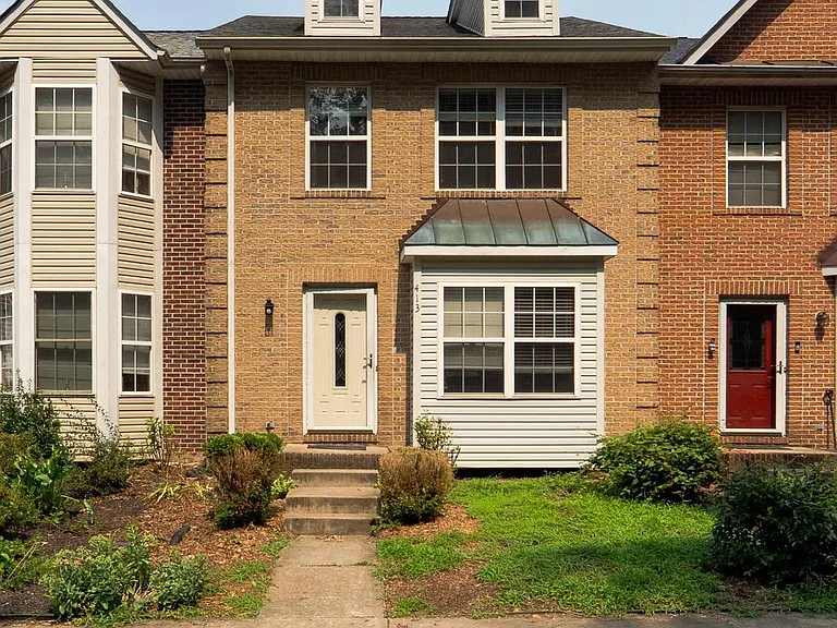 413 Lakeview Ct — Photo 2